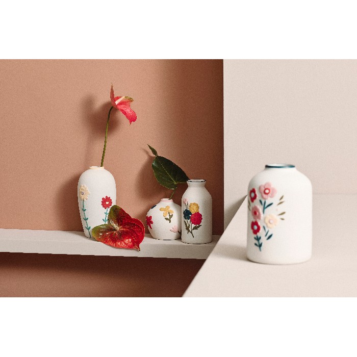 home-decor/vases/bizzotto-floryn-round-white-vase-with-flowers-diameter-135cm-x-height-19cm