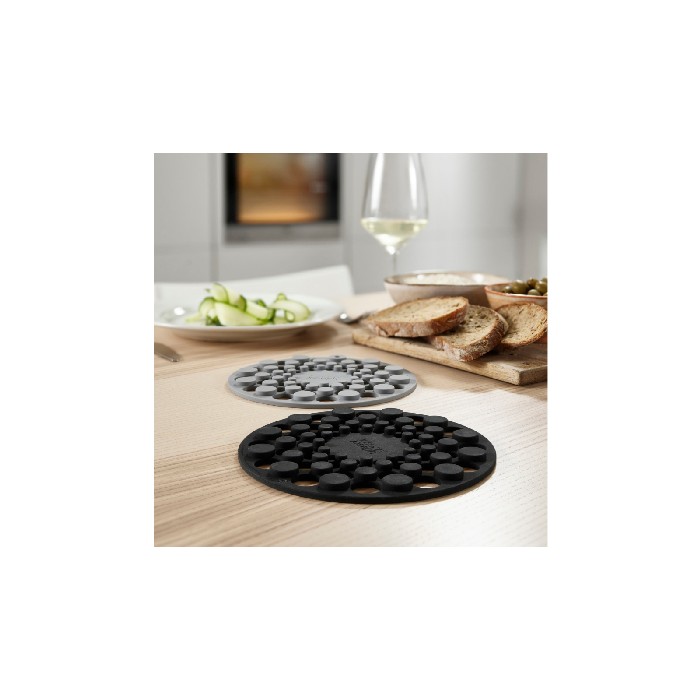 tableware/placemats-coasters-trivets/spot-on-set-of-2-silicone-trivets-round-grey
