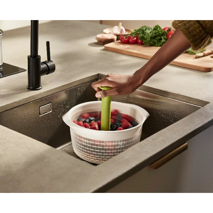 kitchenware/miscellaneous-kitchenware/joseph-joseph-spindola-salad-spinner-with-colander-green