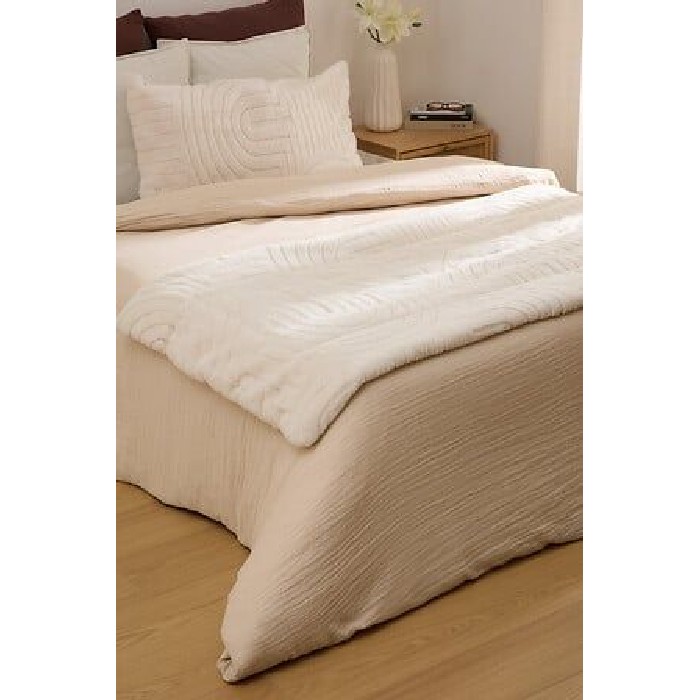 home-textiles/blankets-throws/atmosphera-arka-jacquard-faux-fur-bedrunner-80cm-x-180cm