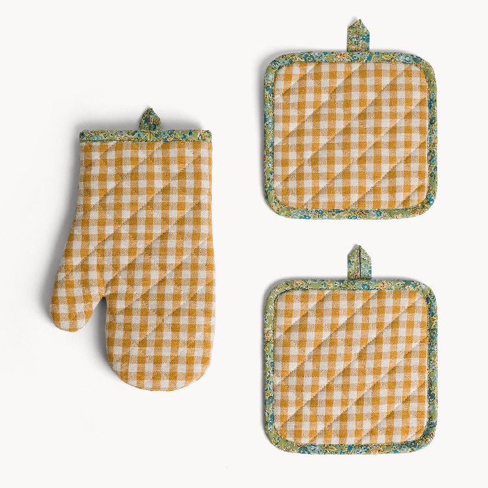 home-textiles/kitchen-textiles/coincasa-set-of-2-pot-holders-and-kitchen-glove-in-pure-cotton-gingham-with-floral-ruffle