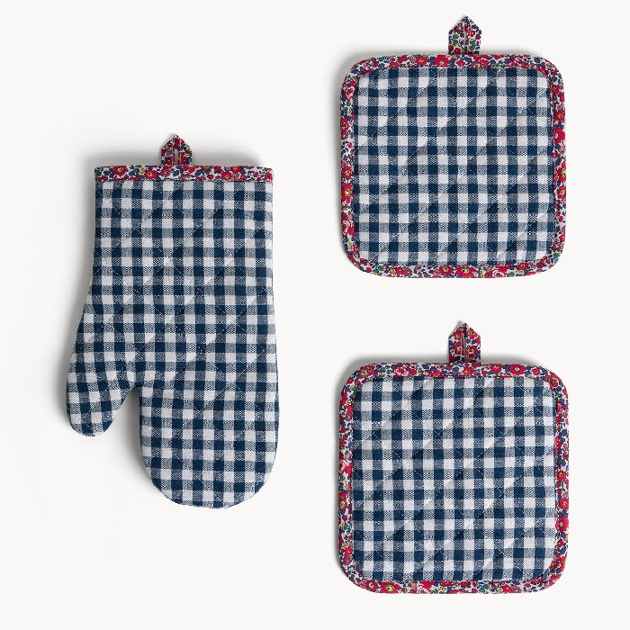 home-textiles/kitchen-textiles/coincasa-set-of-2-pot-holders-and-kitchen-glove-in-pure-cotton-gingham-with-floral-ruffle-7467317