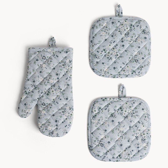home-textiles/kitchen-textiles/coincasa-set-of-2-pot-holders-and-kitchen-glove-in-cotton-panama-flower-print