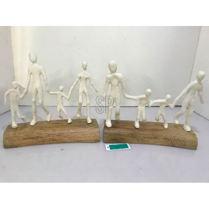 home-decor/decorative-ornaments/statue-family-23cm-2-assorted-f7