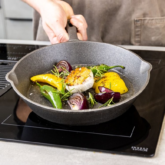 kitchenware/pots-lids-pans/kitchencraft-deluxe-cast-iron-24cm-round-plain-grill-pan