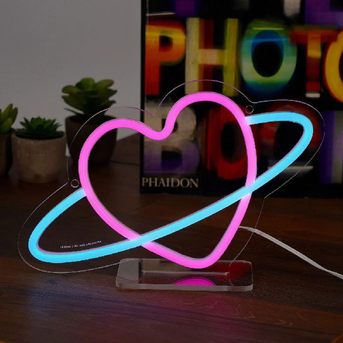 home-decor/giftware-articles/legami-neon-effect-led-sign-lamp-–-planet-heart