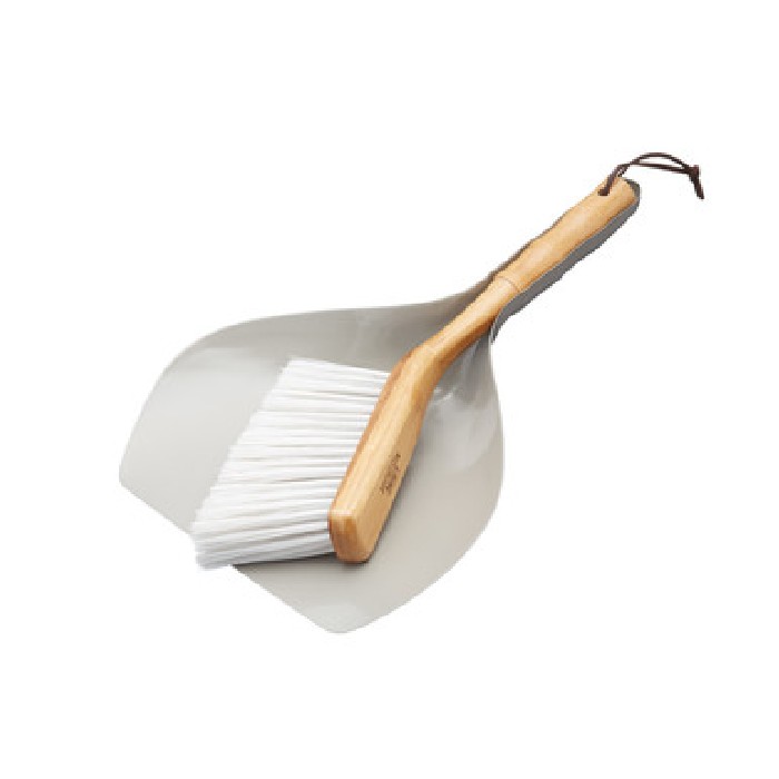 household-goods/cleaning/living-nostalgia-traditional-dustpan-and-brush-set
