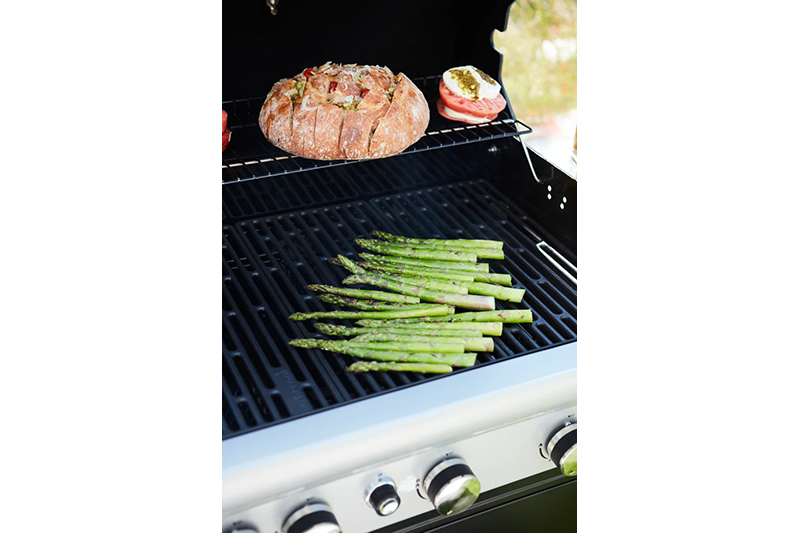 How does a Spring 3212 gas BBQ work?