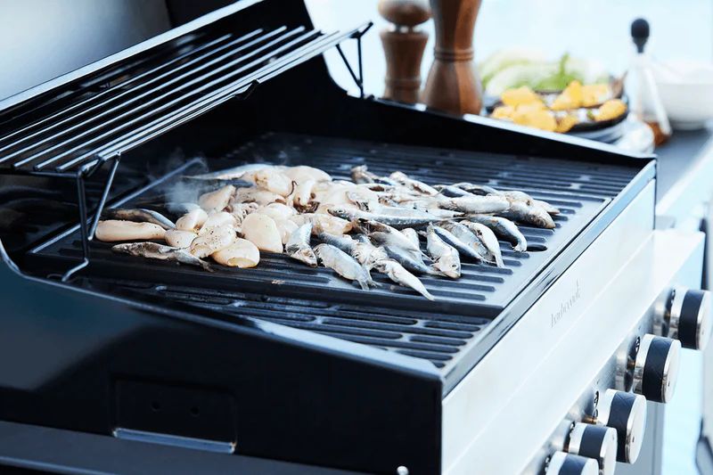 What are the advantages of a Stella 4311 gas BBQ