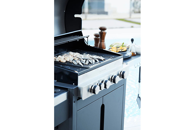 How does a Stella 4311 gas BBQ work